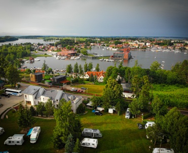 Mikołajki - Widok z góry na port i przystań w Mikołajkach nad jez. Mikołajskim, miejsce spotkań żeglarzy na Mazurach.