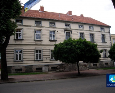 Zabytkowy budynek przy ulicy Dąbrowskiego 7 - Klasyczny budynek w Giżycku, położony przy ulicy Dąbrowskiego, będący częścią historycznej zabudowy miasta.