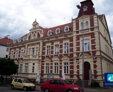 Kamienica i hotel Masovia przy Dąbrowskiego 8 - Elegancka, zabytkowa kamienica z hotelem Masovia przy ulicy Dąbrowskiego, wyróżniająca się bogatą architekturą.