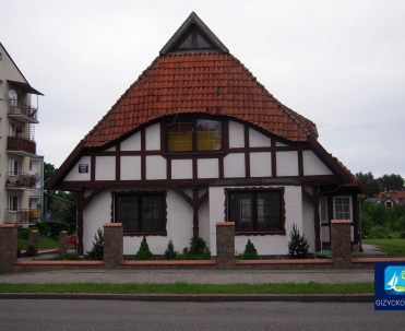 Dom w Giżycku - Stylowy budynek nawiązujący do architektury białostockiej, zlokalizowany w Giżycku, stanowiący przykład tradycyjnej zabudowy.