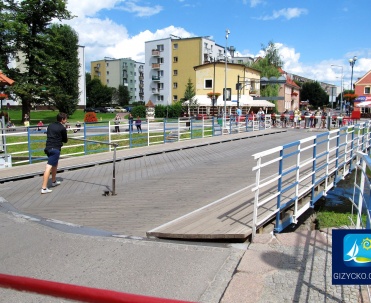 Most obrotowy na Kanale Łuczańskim - Kolejny widok na zabytkowy most obrotowy w Giżycku, który umożliwia ruch na wodach kanału.