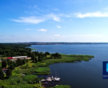 Port Wilkasy nad jeziorem Niegocin - Widok na tętniący życiem port Wilkasy nad jeziorem Niegocin, popularne miejsce dla żeglarzy na Mazurach.