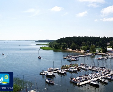 Port Wilkasy nad jeziorem Niegocin - Widok na port w Wilkasach nad jeziorem Niegocin, jedno z popularnych miejsc cumowania łodzi na Mazurach.