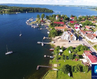 Przesmyk między jeziorami w okolicach Rydzewa - Malowniczy przesmyk między jeziorami w okolicach Giżycka, idealne miejsce na wycieczki kajakowe i wodne przygody.