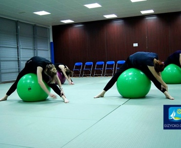 Sala fitness w Centralnym Ośrodku Sportu - Nowoczesna sala fitness w COS Giżycko, oferująca zajęcia sportowe i treningi.