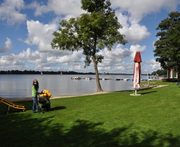 Plaża nad jeziorem w Tałty obok Mikołajek - Rodzinny wypoczynek na plaży, idealne miejsce na wakacje na Mazurach.