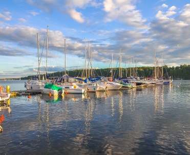 Marina w Giżycku nad jeziorem Niegocin - Widok na marinę w Giżycku z zacumowanymi łodziami, doskonałe miejsce dla żeglarzy na Mazurach.