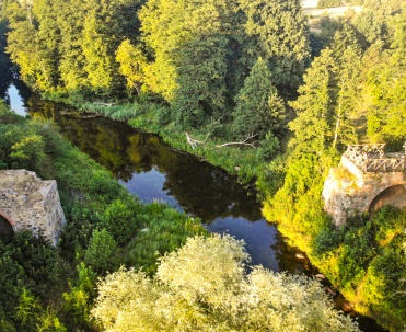 Ruiny mostu kolejowego w Ukcie to pozostałości dawnej linii kolei jednotorowej Mrągowo – Ruciane-Nida.