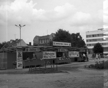 Giżycko. Stragany na Placu Grunwaldzkim. Rok 1979