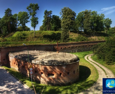 Twierdza Boyen - fort - Fort w Twierdzy Boyen, doskonały przykład militarnej architektury Giżycka, wpisany w malownicze otoczenie Mazur.