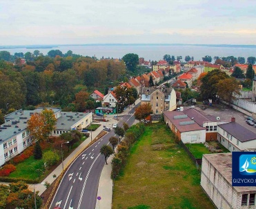 Panorama jeziora Niegocin z wieży - Malowniczy widok z wieży na jezioro Niegocin, pozwalający podziwiać piękno Mazur z góry.